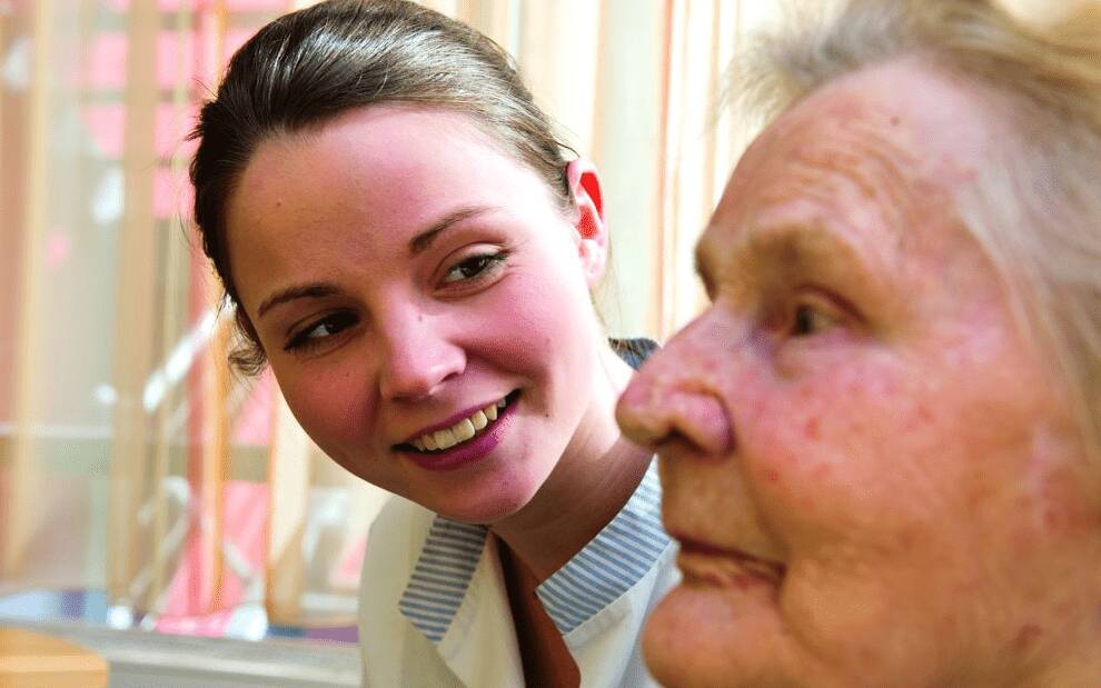 Als zentrale Werkzeuge, um die im Expertenstandard Demenz geforderte person-zentrierte Pflege durchführen zu können, haben sich die Entwicklung einer sogenannten Verstehenshypothese und die Durchführung von Fallbesprechungen erwiesen.