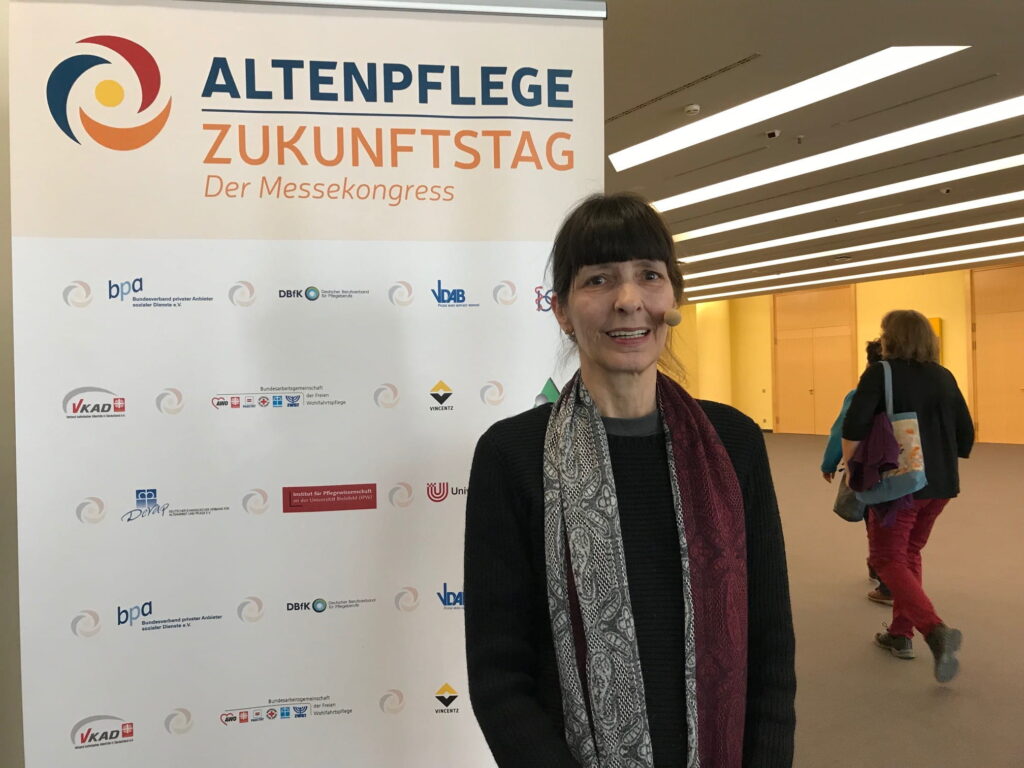 Eine von zahlreichen ReferentInnen auf dem ALTENPFLEGE Zukunftstag im Rahmen der Messe ALTENPFLEGE 2019 in Nürnberg: Heike Jurgschat-Geer aus Mönchengladbach. (Foto: Holger Jenrich)
