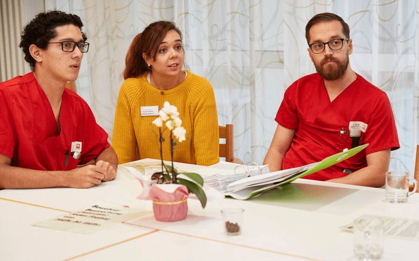 In einer Fallbesprechung formuliert das Team gemeinsam eine Verstehenshypothese.
