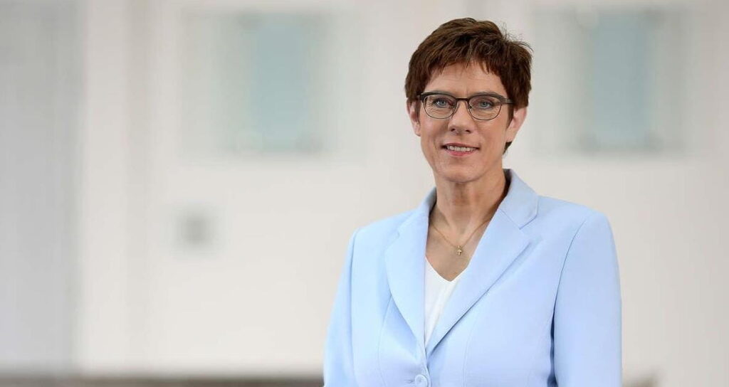 annegret-kramp-karrenbauer-in-saeulenhalle_Sebastian_Wilke Bundeswehr