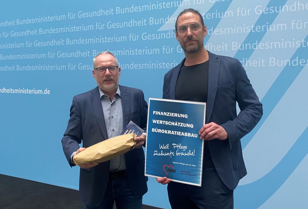 Martin Höfer übergibt Protestpost an Dr. Martin Schölkopf vom BMG