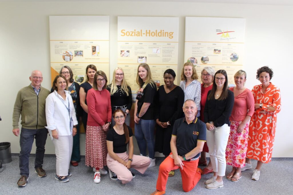 Gruppenbild: Das Pflege:Zeit-Team bei der Kick-Off-Veranstaltung in Mönchengladbach.