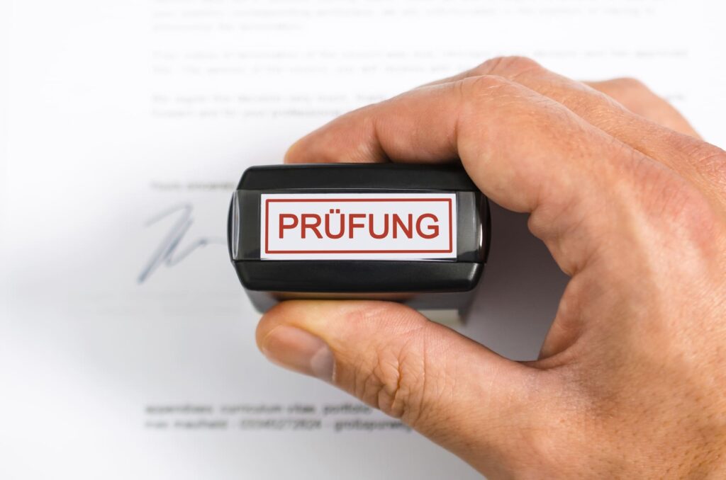 Stempel mit Titel Prüfung