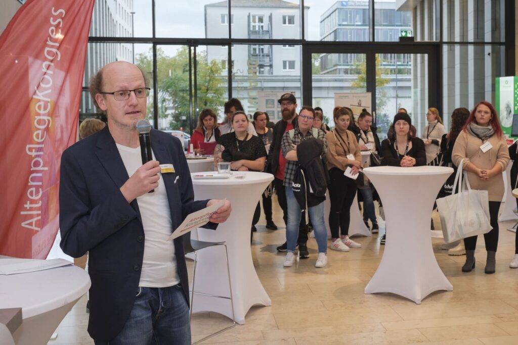 Tino Schaft, Redakteur der Fachzeitschrift Altenpflege, eröffnet den AltenpflegeKongress in Würzburg.