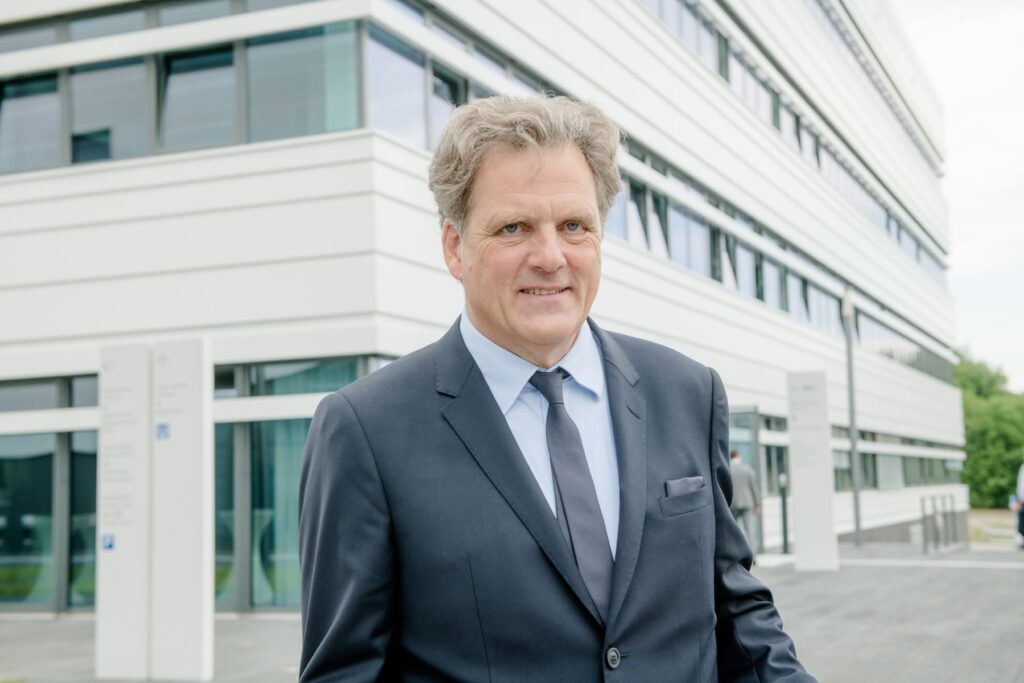 Prof. Dr. Klaus Gerwert bekommt Auszeichnung für seine Alzheimerforschung