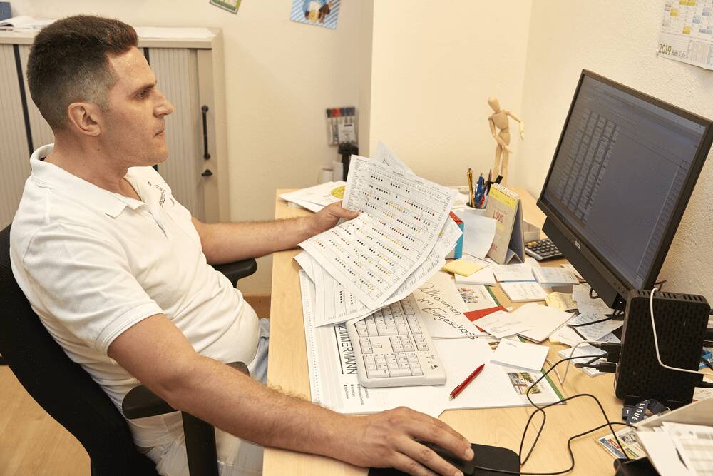 Führungskraft in der Pflege sitzt am Computer