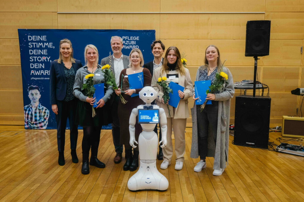 Die vier PreisträgerInnen Pflege-Azubi-Award 2023: von rechts vordere Reihe: Hanna Ahland (3.Platz) , Alisa Sammler (New Vocies Award), Kim Sina Stange (1. Platz), Janne Noel Speth (2. Platz), hintere Reihe: Claudia Straub, vdek, Mathias Steinbuck, bpa Landesgruppenvorsitzender; Dr. Oliver Grundei, Gesundheitsstaatssekretär
