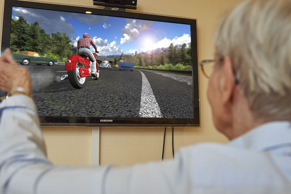 Seniorin macht ein Videospiel.