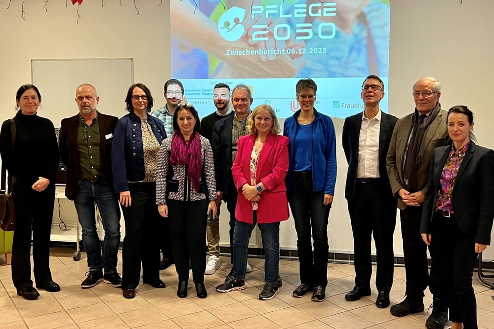 Elisabeth Rieber, StMGP, Holger Jantsch, Kati Landgraf, Jan Steffan (Fraunhofer IIS), Viola Baumgärtner, Stephan Schöneich, Dr. Thomas Wittenberg (Fraunhofer IIS), Elisabeth Scharfenberg, Martina Simon (Fraunhofer IIS), CEO Korian Deutschland Remi Boyer, Stiftungsratsvorsitzender Christian Chautard, Monika Meyer StMGP