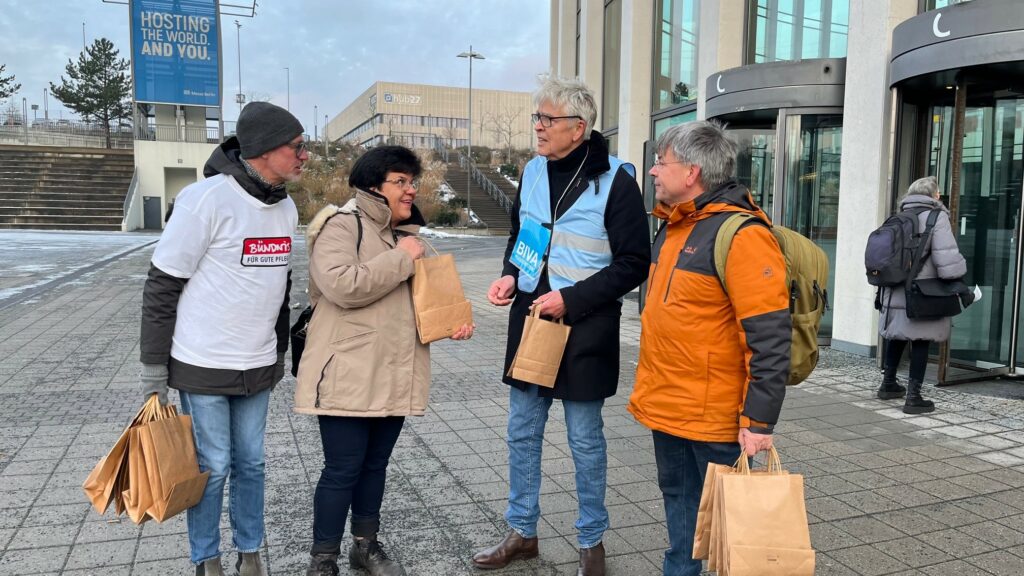 Bündnisvertreter im Austausch mit der Pflegebevollmächtigten Claudia Moll