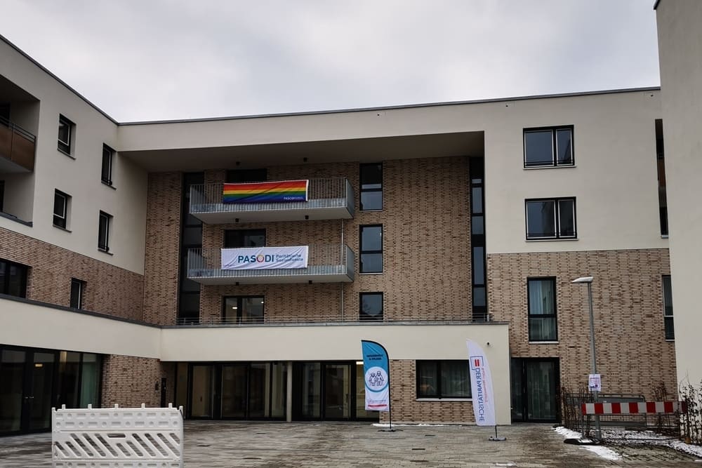 Das Seniorenzentrum Steckfeld in Stuttgart von außen. Zu sehen ist ein Regenbogenbanner.