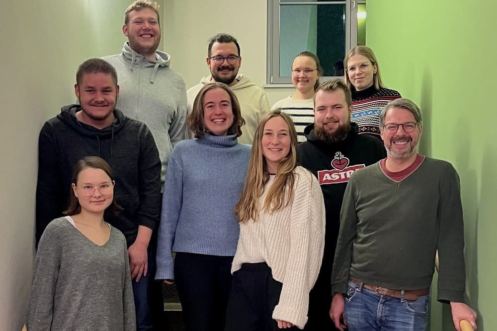 Lenkungsgruppe Junge Pflege im DBfK bei ihrer Klausurtagung in Halle: Erste Reihe von links: Anja Hanke (nicht Teil der Lenkungsgruppe), Tanja Gebauer, Ingo Böing (hauptamtliche Betreuung), zweite Reihe v. l.: Tristan Stecker, Lina Gürtler, Moritz Köbke, hinten v. l. Björn Klink, Nico Baumann, Marie Ullbrich, Moritz Köbke, Nora Hanke.