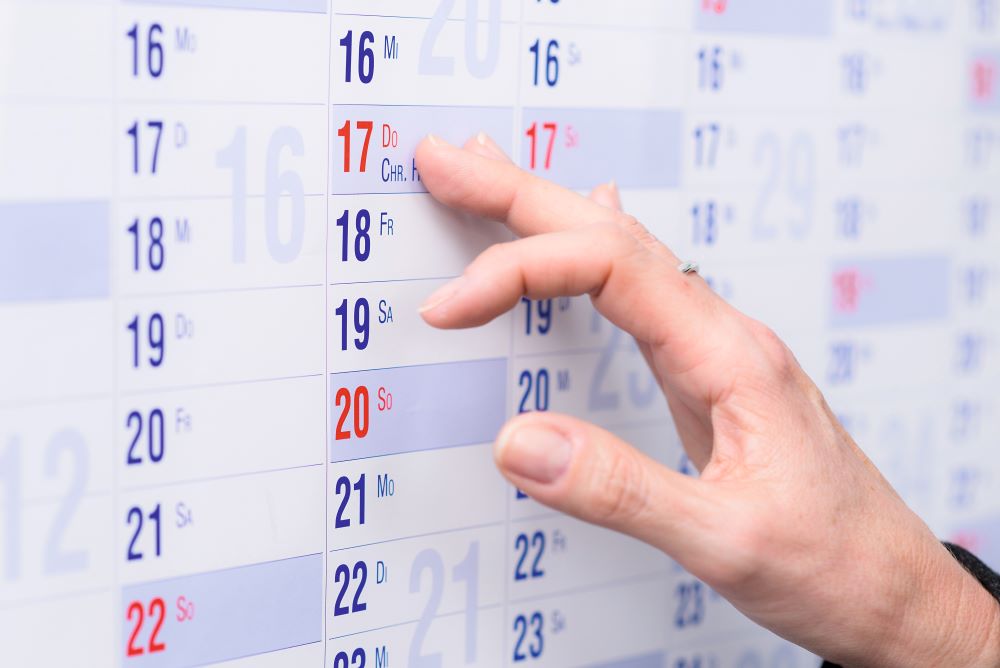 Hand auf Wandkalender