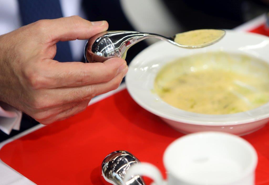 Suppe mit barrierefreiem Löffel