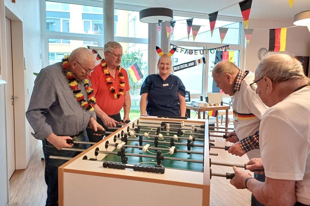 Heimbewohner spielen Tisch-Kicker