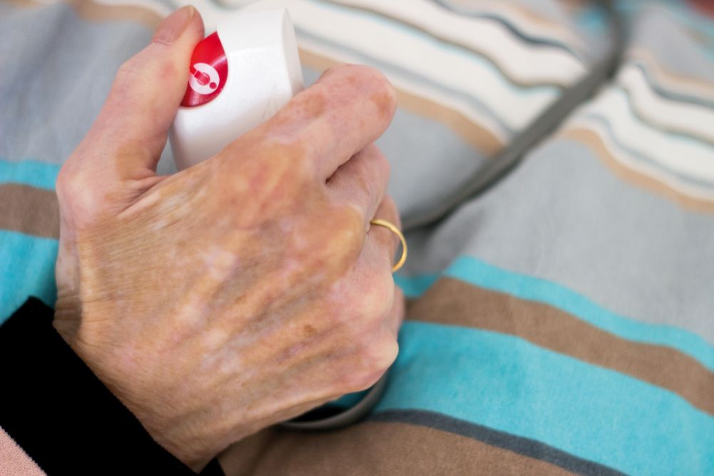 Hand betätigt Rufanlage im Pflegeheim