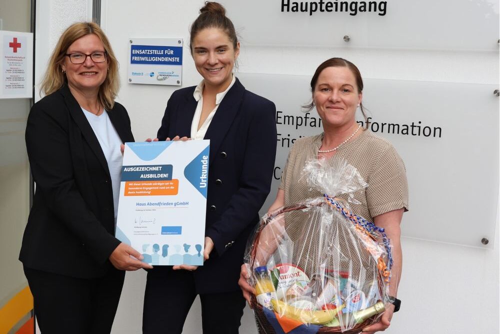(v.l.): Heike Zeitel vom Unternehmerverband überreichte Urkunde und Präsentkorb an Geneviève Graf, Kaufmännische Geschäftsführerin, und Jacqueline Prettenthaler, pflegerische Geschäftsführerin, bei der Haus Abendfrieden gGmbH.