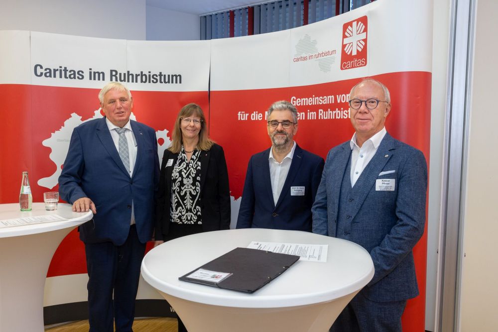 (v.l.) NRW-Gesundheitsminister Karl-Josef Laumann, Stefanie Siebelhoff, Direktorin des Caritasverbandes für das Bistum Essen, Pflegewissenschaftler Prof. Dr. Heinz Rothgang von der Universität Bremen und Kaspar Pfister, geschäftsführender Gesellschafter der BeneVit Gruppe