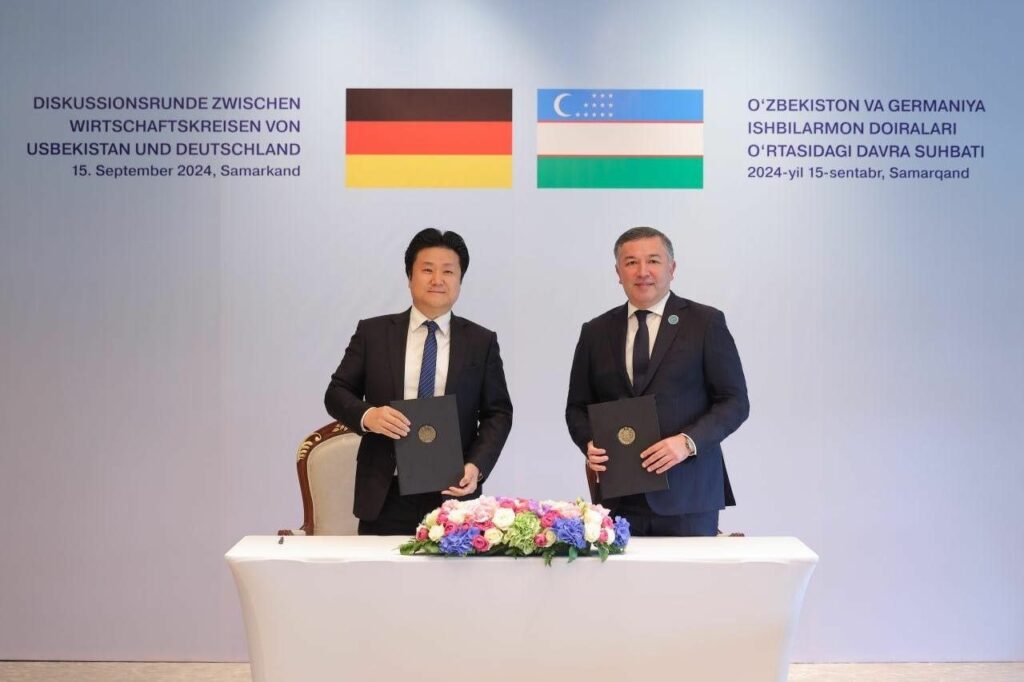 Sang-Woo Pai, CEO von Globogate und Bekhzod Musaev, Minister für Beschäftigung und Armutsbekämpfung der Republik Usbekistan bei der Unterzeichnung des Abkommens in Samarkand.