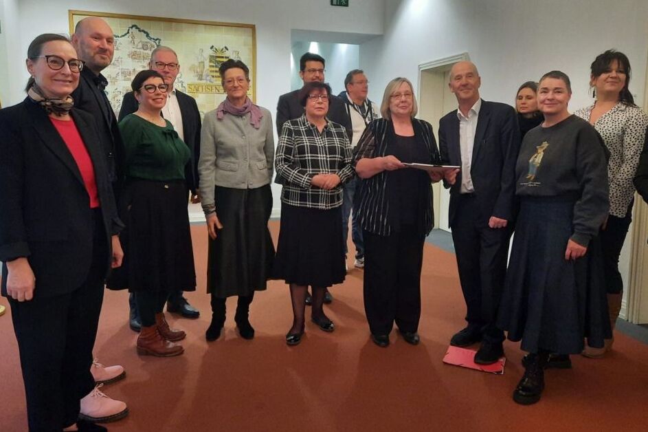 Der Landespflegerat Sachsen Anhalt und "Walk of Care" übergeben die Petition zur Errichtung einer Pflegekammer.