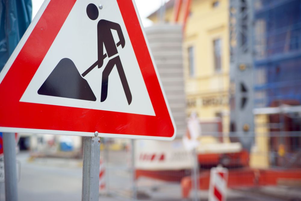 Baustellenschild an einer Straße