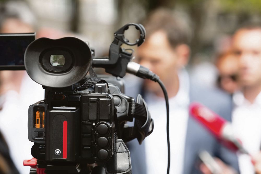 TV-Kamera auf eine Szene ausgerichtet