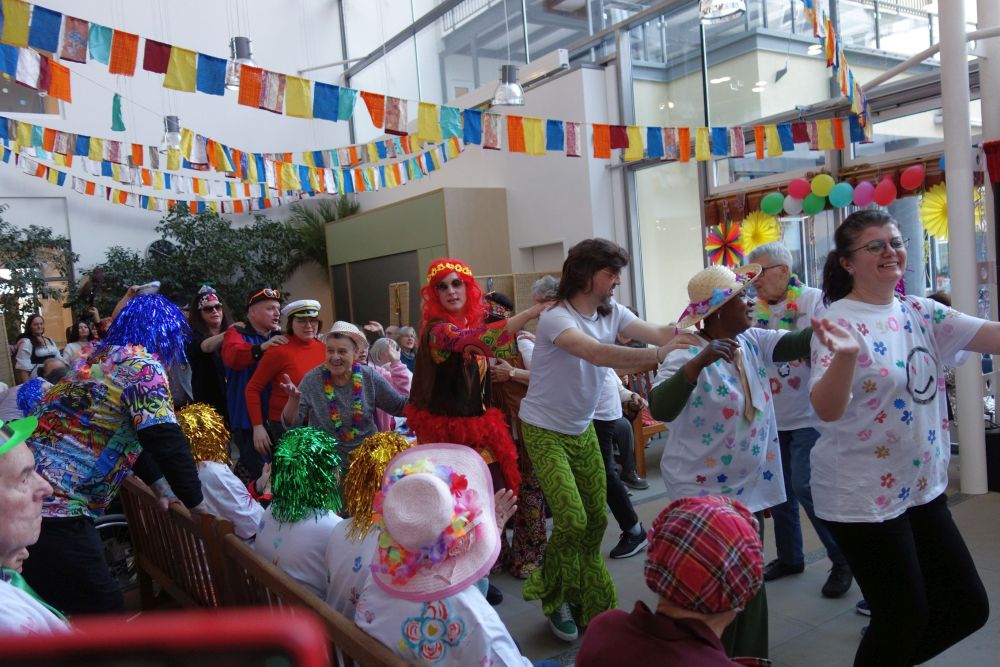 Fasnet im Pflegeheim: Die Polonaise zieht quer durchs Franziskuszentrum.