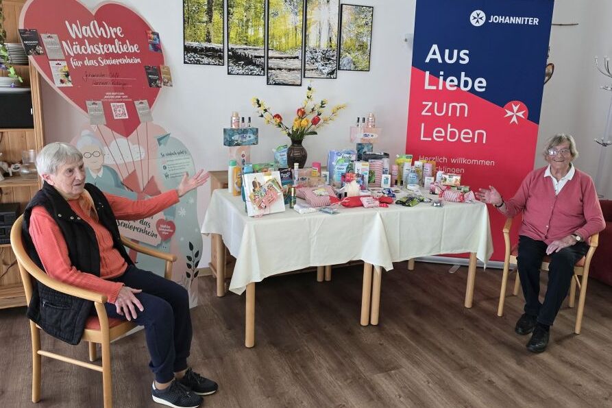 Bewohnerinnen des Johanniter-Stift Hannover-Ricklingen freuen sich über die Produktspenden.