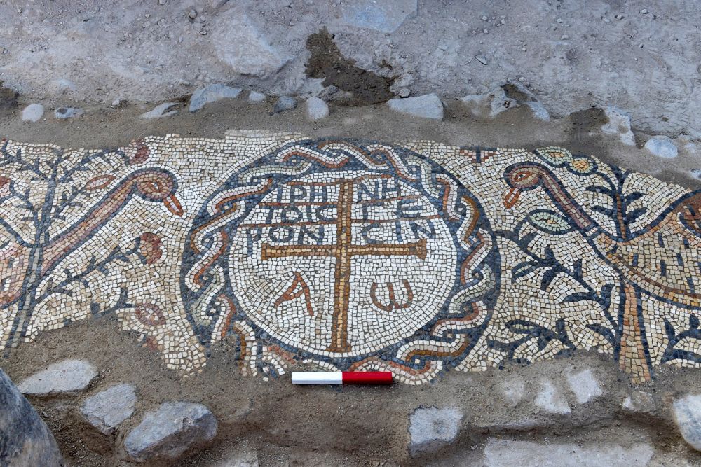 Eine Nahaufnahme eines gravierten Medaillons mit der Inschrift „Friede sei mit den Ältesten“, flankiert von Nilgänsen, gefunden an der Ausgrabungsstätte Hippos in Nordisrael.