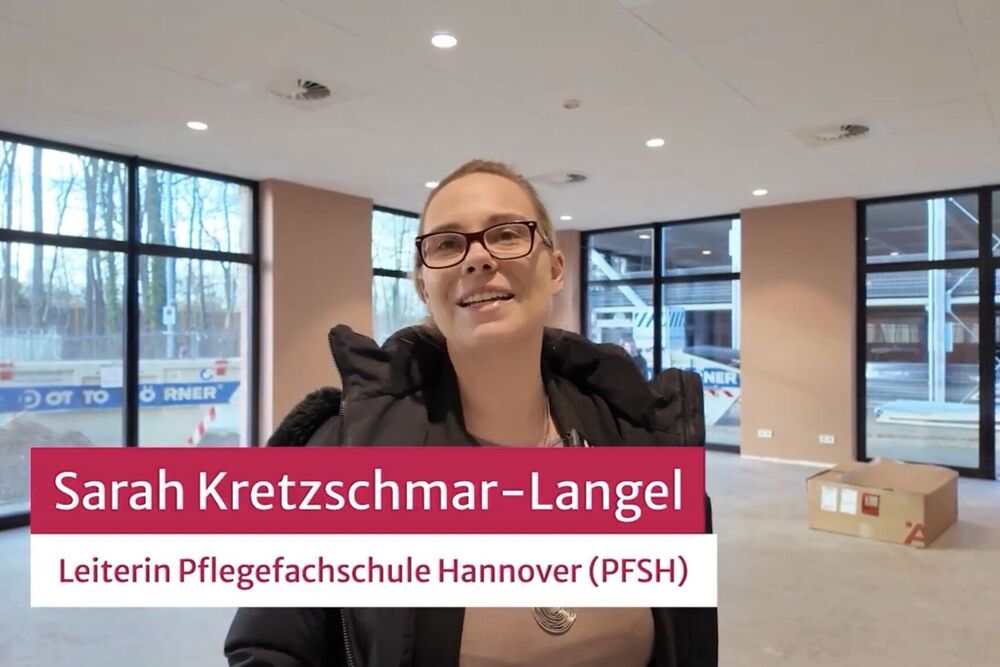 Schulleiterin Sarah Kretzschmar-Langel führt durch die neuen Räume der PflegeFachSchule Hannover .