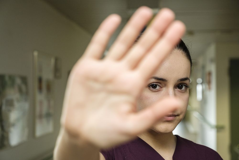 Pflegeschülerin positioniert sich gegen Gewalt