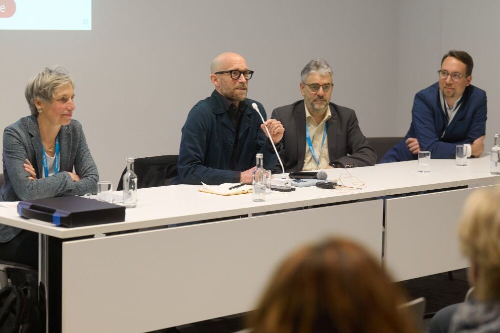 Prof. Dr. Ingrid Darmann-Finck, Dr. Martin Holzhausen-Hinze (GKV-Spitzenverband), Prof. Dr. Heinz Rothgang und Dr. Christian Weiß (v.l.) auf dem Messekongress der Leitmesse ALTENPFLEGE 2026.