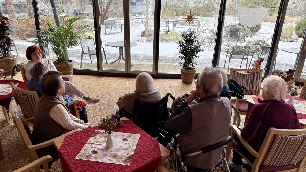 Noch sind genug Plätze da: Pflegebedürftige finden sich im Stuhlkreis zusammen
