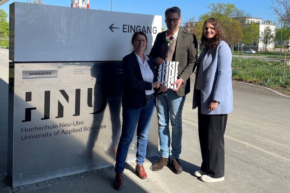Prof. Dr. Sylvia Schafmeister, Dekanin der Fakultät Gesundheitsmanagement an der HNU, und Christopher Nolde, CEO der compassio Gruppe und Julia Glöggler, Teamleitung Personalentwicklung bei compassio