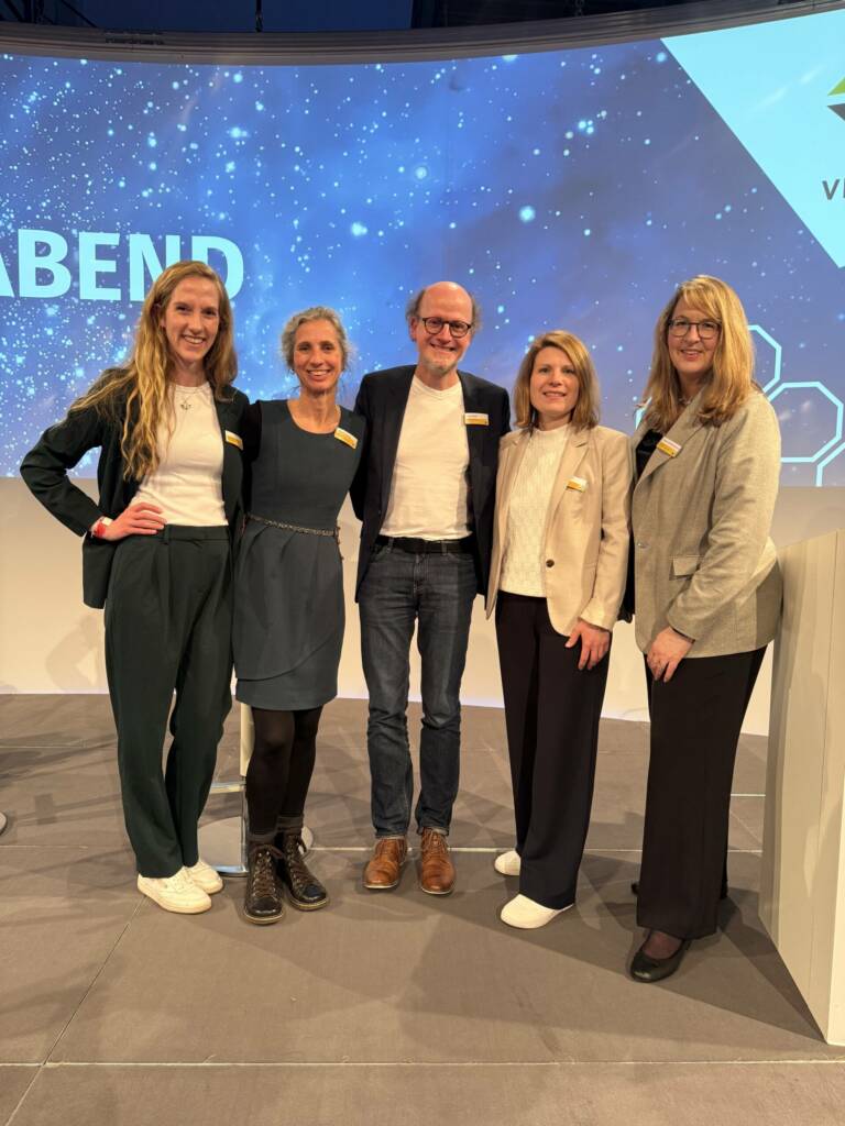 Nur selten gemeinsam unterwegs: Beim Networking-Abend der Altenpflege Messe in Essen wurde die Chance für ein gemeinsames Foto genutzt (von links): Laura Reinberger, Thordis Gooßes, Tino Schaft, Tanja Läpke und Miriam von Bardeleben.