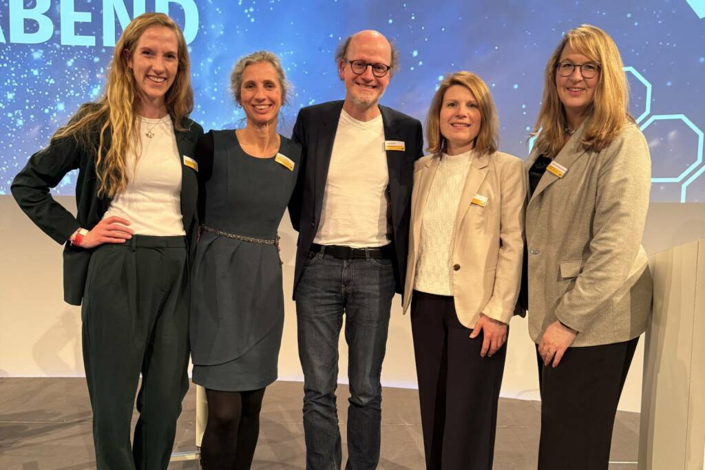 Nur selten gemeinsam unterwegs: Beim Networking-Abend der Altenpflege Messe in Essen wurde die Chance für ein gemeinsames Foto genutzt (von links): Laura Reinberger, Thordis Gooßes, Tino Schaft, Tanja Läpke und Miriam von Bardeleben.
