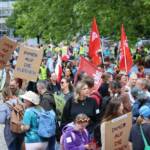8.000 Beschäftigte aus der Pflege demonstrieren in Hannover vor dem Neuen Rathaus.