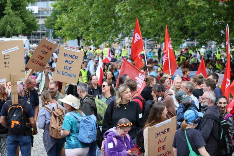 8.000 Beschäftigte aus der Pflege demonstrieren in Hannover vor dem Neuen Rathaus.