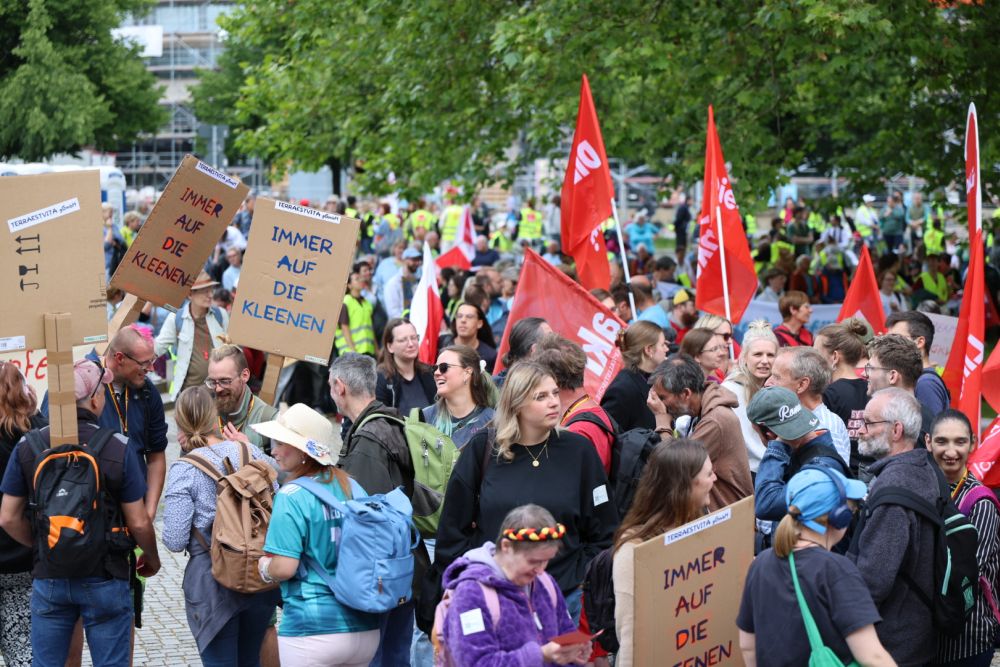 8.000 Beschäftigte aus der Pflege demonstrieren in Hannover vor dem Neuen Rathaus.