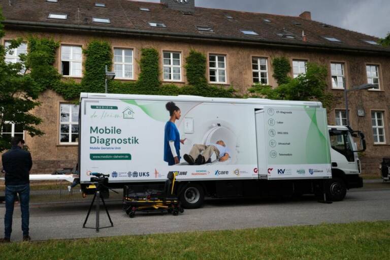 Dieser LKW vollgepackt mit Hightech-Diagnostik soll künftig Pflegeheime im Saarland anfahren.