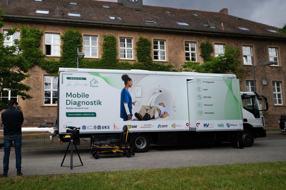 Dieser LKW vollgepackt mit Hightech-Diagnostik soll künftig Pflegeheime im Saarland anfahren.