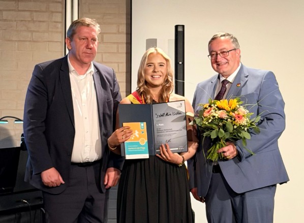 von links nach rechts: MdB Andreas Schwarz, Gewinnerin Isabell Alina Kischka, Bundestrainer Marcus Rasim