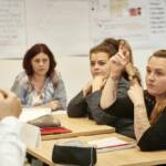 Die neue vergütete Ausbildung zur Pflegeassistenz soll ab 1. Januar 2027 starten und helfen, Personal für die Pflege zu sichern.