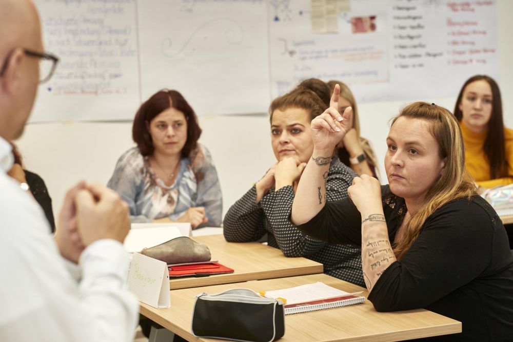 Die neue vergütete Ausbildung zur Pflegeassistenz soll ab 1. Januar 2027 starten und helfen, Personal für die Pflege zu sichern.