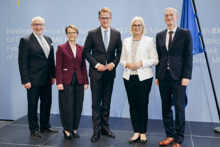 Minister und Parlamentarische Staatssekretäre (v.l. Dr. Georg Kippels, Katja Kohlfeld, Dr. Carsten Linnemann, Dr. Christiane Schenderlein, Christian Luft)
