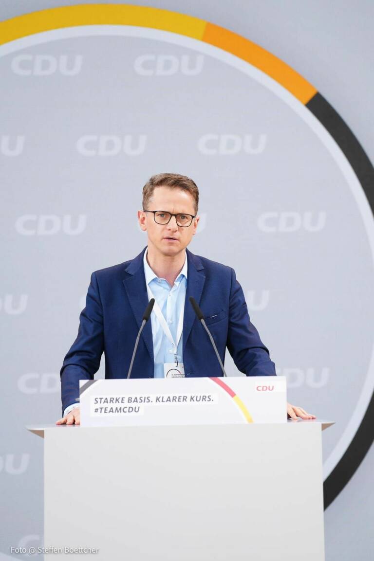 Gesundheitsminister Linnemann plant eine Expertenkommission für eine umfassende Pflegereform.