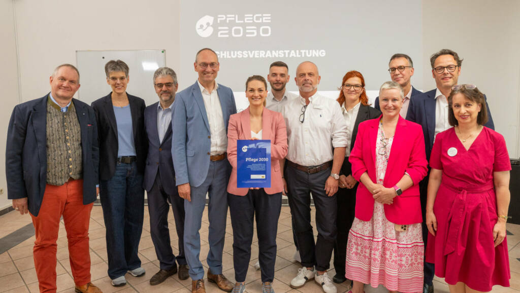 v.l. Dr. Thomas Wittenberg, Martina Simon, Prof. Dr. Heinz Rothgang, Bernhard Seidenath MdL, Bayer. Staatsministerin Judith Gerlach, Stephan Schoeneich, Holger Jantsch, Freya-Viola Walburg, Elisabeth Scharfenberg, Rémi Boyer, Christian Gharieb, Viola Baumgärtner