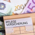Geldscheine und ein Pflegeversicherungsschild liegen zusammen, was auf die finanziellen Herausforderungen in der Altenpflege hinweist.