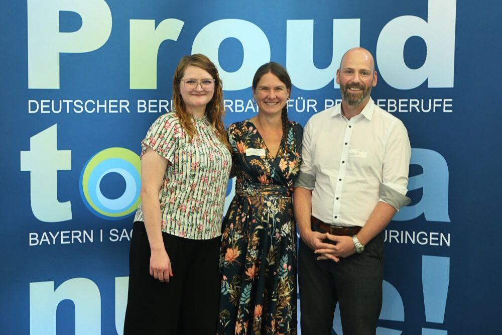Silke Weber (1. stv. Vorsitzende), Karina Luginger (Mitte) und Julian-Anselm Bayer (2. stv. Vorsitzender).