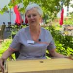 Musiktherapeutin Susanne Hausmann vom Haus Müggelspree spielt die Tamboura.